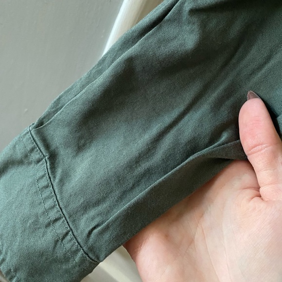 Universal Thread Khaki Green Button Down Size M - Picture 4 of 4